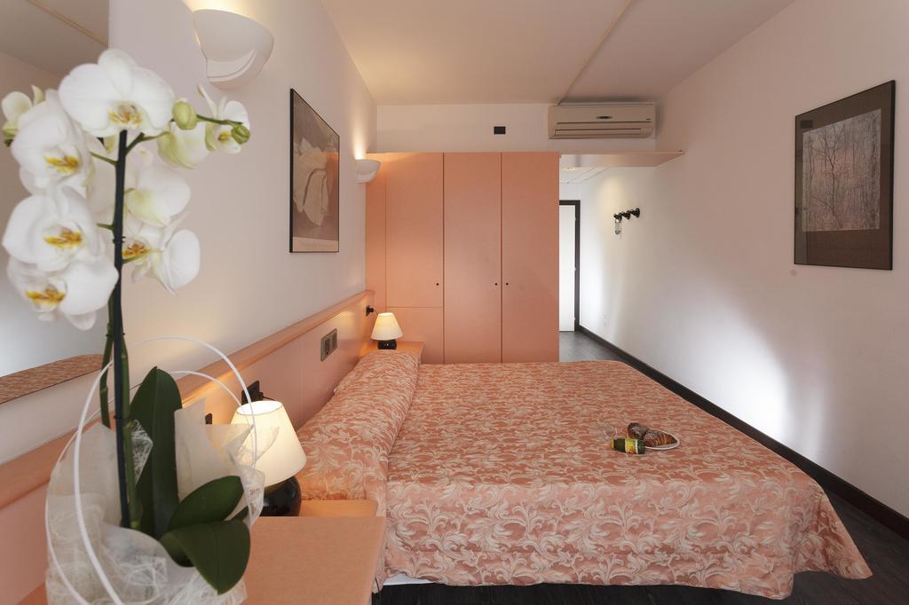 Hotel Centrale Riva del Garda Luaran gambar
