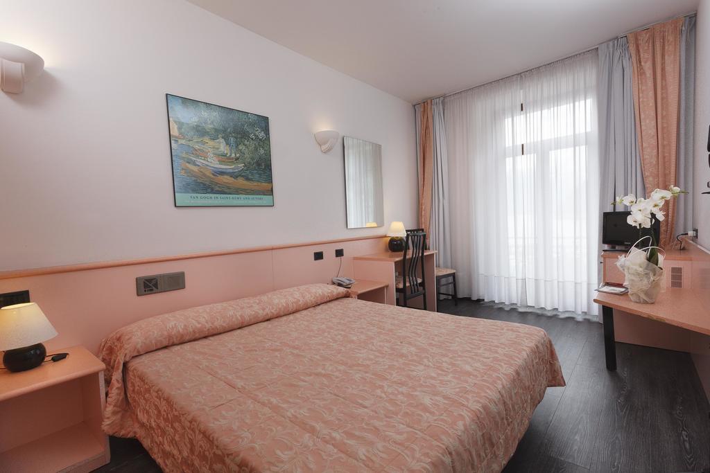Hotel Centrale Riva del Garda Luaran gambar